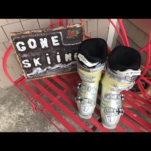 Atomic ski boots